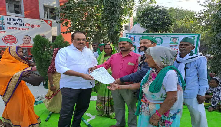 अयोध्या&nbsp;में भारतीय किसान यूनियन&nbsp;ने तहसील प्रांगण में पंचायत कर किसानों की विभिन्न समस्याओं को लेकर सौंपा ज्ञापन