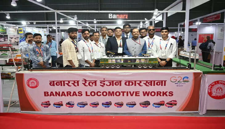 Varanasi News: एम ई टी एण्ड एच टी एस &nbsp;प्रदर्शनी 2024 में बरेका स्टॉल पर अतिरिक्त सदस्य उत्पादन इकाई रेलवे बोर्ड संजय कुमार पंकज का दौरा