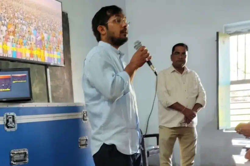 प्रशिक्षण के दौरान कर्मचारियों को जनगणना से संबंधित तकनीकी पहलुओं, डेटा संकलन की प्रक्रिया और कार्य निष्पादन के निर्धारि