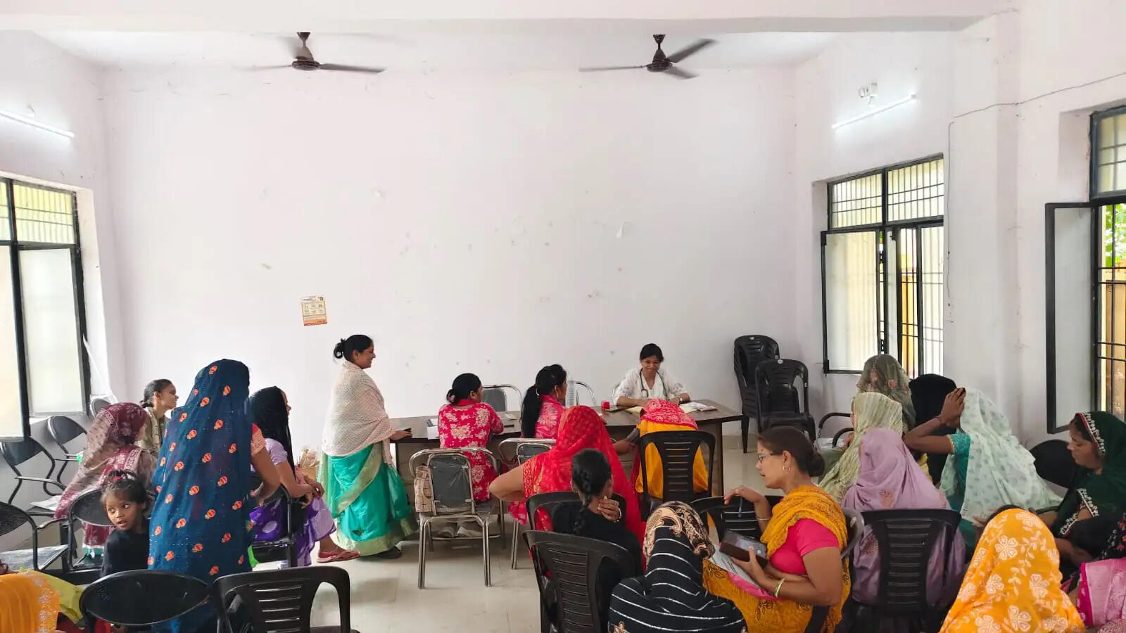 स्थानीय लोगों के अनुसार, जिला अस्पताल पंडित कमलापति त्रिपाठी से संबद्ध महिला रोग विशेषज्ञ डॉ. कुसुम जब भी बरहनी प्राथमिक स्वास्थ्य केंद्र में अपनी सेवाएं देती हैं, उस दौरान बड़ी संख्या में महिला मरीज उपचार के लिए पहुंचती हैं। कई महिलाएं आसपास के गांवों और दूरस्थ क्षेत्रों से भी परामर्श लेने आती हैं।
