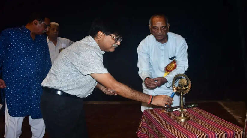 Varanasi News: बनारस रेल इंजन कारखाना पेंशनर्स वेलफेयर एशोसिएशन का वार्षिक अधिवेशन संपन्न