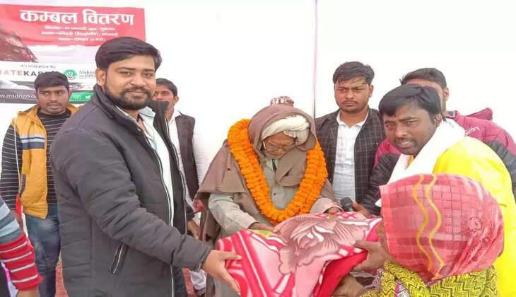 वाराणसी में पूर्व जिला पंचायत सदस्य ने ठंड से बचने के लिए 500 गरीबों को किया कम्बल वितरण