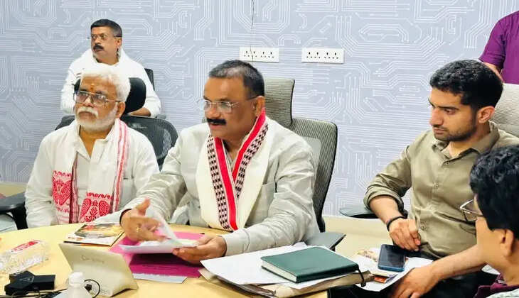 वाराणसी। नगर निगम वाराणसी ने शहर को स्वच्छ, आधुनिक और विश्वस्तरीय सुविधाओं से लैस बनाने की दिशा में बड़ा दावा किया है। महापौर अशोक कुमार तिवारी ने कहा है कि अगले दो माह के भीतर वाराणसी देश का पहला &ldquo;गार्बेज फ्री सिटी&rdquo; बनने जा रहा है। नगर निगम द्वारा शहर से कूड़ाघरों को समाप्त करने और आधुनिक शहरी विकास को गति देने के लिए तेजी से काम किया जा रहा है।  सिगरा स्थित स्मार्ट सिटी सभागार में कार्यकाल के तीन वर्ष पूर्ण होने पर आयोजित प्रेस वार्ता में महापौर ने नगर निगम की उपलब्धियां गिनाईं और &ldquo;विजन 2028&rdquo; का रोडमैप भी साझा किया।  27 में से 23 कूड़ाघर बंद  महापौर ने बताया कि शहर के 27 कूड़ाघरों में से 23 को बंद किया जा चुका है, जबकि शेष चार को भी समाप्त करने की प्रक्रिया जारी है। उन्होंने कहा कि बनारस को &ldquo;कूड़ा मुक्त शहर&rdquo; बनाने के लिए योजनाबद्ध तरीके से कार्य किया जा रहा है।  उन्होंने कहा कि स्वच्छता सर्वेक्षण 2023 में वाराणसी जहां 41वें स्थान पर था, वहीं अब 2025 में 17वें स्थान पर पहुंच चुका है। सफाई व्यवस्था को मजबूत करने के लिए सफाई कर्मचारियों की संख्या 4075 से बढ़ाकर 7428 कर दी गई है।  काशी में बनेगा &lsquo;शिवा थीम पार्क&rsquo;  महापौर ने आने वाले वर्षों की महत्वाकांक्षी योजनाओं की जानकारी देते हुए कहा कि भेलूपुर क्षेत्र में भव्य &ldquo;शिवा थीम पार्क&rdquo;, फूड प्लाजा और संग्रहालय का निर्माण किया जाएगा, जिससे पर्यटन को नई पहचान मिलेगी।  इसके अलावा अस्सी घाट, मैदागिन, भदैनी और सारनाथ में आधुनिक पार्किंग सुविधाओं का निर्माण किया जाएगा।  नगर निगम की आय में चार गुना वृद्धि  नगर निगम ने बिना गृहकर बढ़ाए वित्तीय मजबूती हासिल करने का दावा भी किया। महापौर के अनुसार पिछले तीन वर्षों में निगम का राजस्व 94.36 करोड़ से बढ़कर 415 करोड़ रुपये तक पहुंच गया है।  वहीं नगर निगम का कुल बजट 843 करोड़ से बढ़कर 2775.44 करोड़ रुपये हो गया है। अतिक्रमण हटाओ अभियान के तहत 1250 बीघा जमीन कब्जा मुक्त कराकर नगर निगम के लैंड बैंक में शामिल की गई है, जिसकी अनुमानित कीमत करीब 7 अरब रुपये बताई गई।  पेयजल, सीवर और सफाई पर विशेष जोर  नगर निगम द्वारा 72 करोड़ रुपये की लागत से 138 किलोमीटर नई पाइपलाइन बिछाई गई है। 22 वार्डों में सीवर, सड़क और पेयजल परियोजनाओं पर 2161 करोड़ रुपये खर्च किए जा रहे हैं।  इसके अलावा:  सभी 100 वार्डों में डोर-टू-डोर कूड़ा उठान क्यूआर कोड आधारित निगरानी व्यवस्था सफाईकर्मियों की डिजिटल उपस्थिति 49 नए सार्वजनिक शौचालय ट्रांसजेंडर फ्रेंडली शौचालय 300 आउटसोर्सिंग कर्मचारी सीवर सफाई में तैनात  जैसी सुविधाएं भी विकसित की गई हैं।  मियावाकी जंगल और तालाबों का जीर्णोद्धार  महापौर ने बताया कि करसड़ा डंपिंग ग्राउंड का वैज्ञानिक तरीके से बायोमाइनिंग कर वहां &ldquo;मियावाकी जंगल&rdquo; विकसित किया जाएगा। इसके अलावा सुजाबाद डोमरी और कंचनपुर क्षेत्रों में भी मियावाकी वन तैयार किए जा रहे हैं।  सीएसआर फंड के माध्यम से दुर्गाकुंड और शंकुलधारा समेत 16 तालाबों का सौंदर्यीकरण किया गया है, जबकि 583 पुराने कुओं का जीर्णोद्धार भी कराया गया है।  खेल, संस्कृति और स्मार्ट सुविधाओं पर फोकस  नगर निगम ने 72वीं सीनियर राष्ट्रीय वॉलीबॉल चैंपियनशिप की मेजबानी, कजरी महोत्सव और गंगा पार पतंग प्रतियोगिता जैसे आयोजनों का भी उल्लेख किया।  साथ ही:  डिजिटल लाइब्रेरी सीनियर केयर सेंटर मुफ्त वाई-फाई कूलिंग सेंटर अंडरग्राउंड पार्किंग नमो बनारस केंद्र  जैसी आधुनिक सुविधाओं पर तेजी से काम चल रहा है।  &ldquo;विरासत के साथ आधुनिकता&rdquo; हमारा लक्ष्य: नगर आयुक्त  नगर आयुक्त हिमांशु नागपाल ने कहा कि नगर निगम का उद्देश्य वाराणसी की सांस्कृतिक विरासत को सुरक्षित रखते हुए इसे आधुनिक वैश्विक शहर के रूप में विकसित करना है।  उन्होंने कहा कि आने वाले वर्षों में काशी को स्वच्छ, स्मार्ट और सुविधाजनक शहर बनाने की दिशा में और तेजी से काम किया जाएगा।