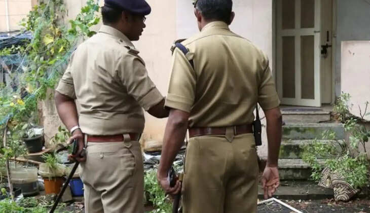 मुंबई पुलिस की सोशल सर्विस ब्रांच ने बीती रात अंधेरी इलाके के एक बार में रेड किया तो चौंकाने वाला खुलासा हुआ. दीपा बार में दीवार के भीतर