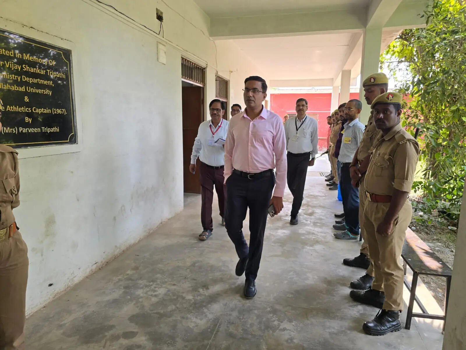 स्नातक एमएलसी चुनाव: मंडलायुक्त ने मतदान केंद्रों का किया निरीक्षण, दिए आवश्यक निर्देश