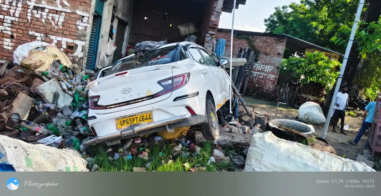 जानकारी के अनुसार धानापुर मुख्य मार्ग पर सराय रसूलपुर गांव में वहाबुद्दीन अपने परिवार के साथ रहते हैं। शनिवार रात वह अपनी पत्नी के साथ घर के बरामदे में सो रहे थे। इसी दौरान तेज रफ्तार कार अनियंत्रित होकर सीधे उनके घर के बरामदे में जा घुसी।