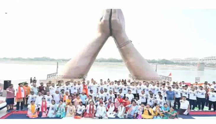Varanasi News: नमो घाट पर 10 वीं अंतर्राष्ट्रीय योग दिवस&nbsp;मनाया&nbsp;गया