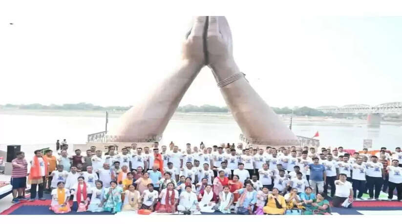Varanasi News: नमो घाट पर 10 वीं अंतर्राष्ट्रीय योग दिवस मनाया गया