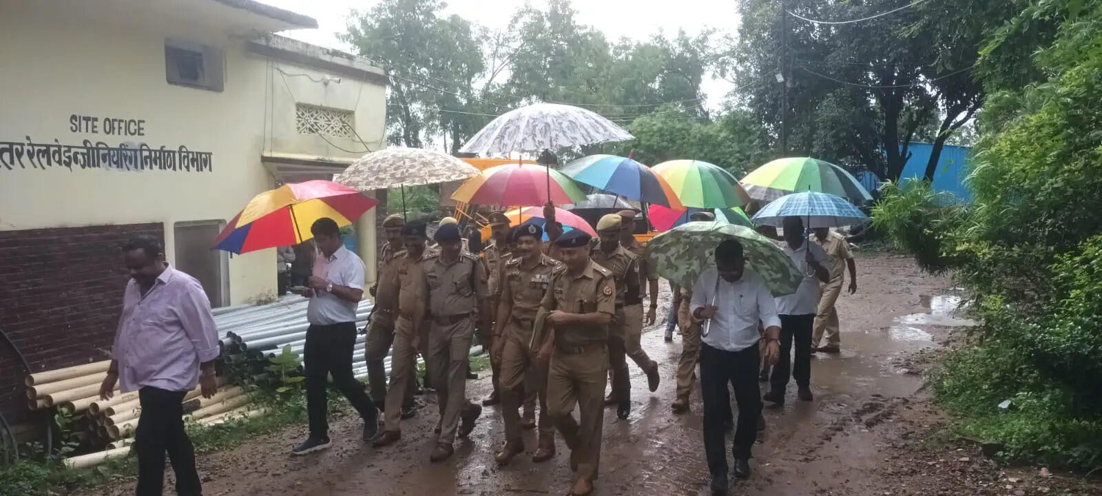 वाराणसी। काशी में पहली बार प्रस्तावित एयर शो को लेकर प्रशासन ने तैयारियां तेज कर दी हैं। आगामी 22, 23 और 25 अक्टूबर को नमो घाट और गंगा के आसपास होने वाले कार्यक्रम की व्यवस्थाओं का जायजा लेने के लिए वाराणसी के पुलिस कमिश्नर मोहित अग्रवाल और जिलाधिकारी सतेंद्र कुमार जैन ने एयर फोर्स के अधिकारियों तथा पुलिस उप महानिरीक्षक शिव हरि मीणा के साथ निरीक्षण किया।