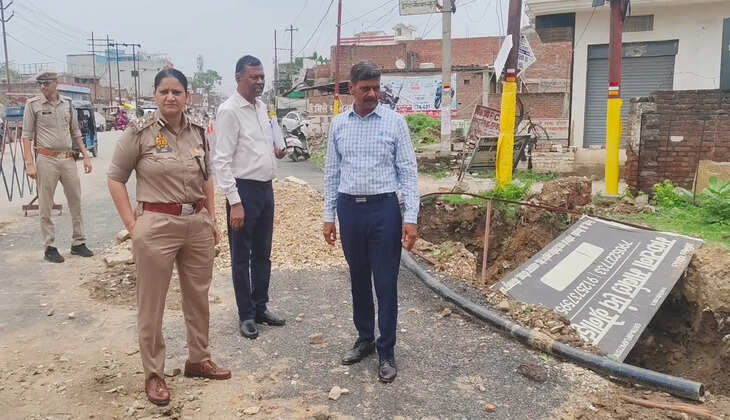 मीरजापुर में श्रावण मास की कांवड़ यात्रा को लेकर मंडलायुक्त राजेश प्रकाश और DIG पूनम ने कांवड़ मार्ग का निरीक्षण किया। सड़क मरम्मत, बैरिकेटिंग, सुरक्षा, सफाई, प्रकाश और चिकित्सा व्यवस्था के निर्देश दिए।