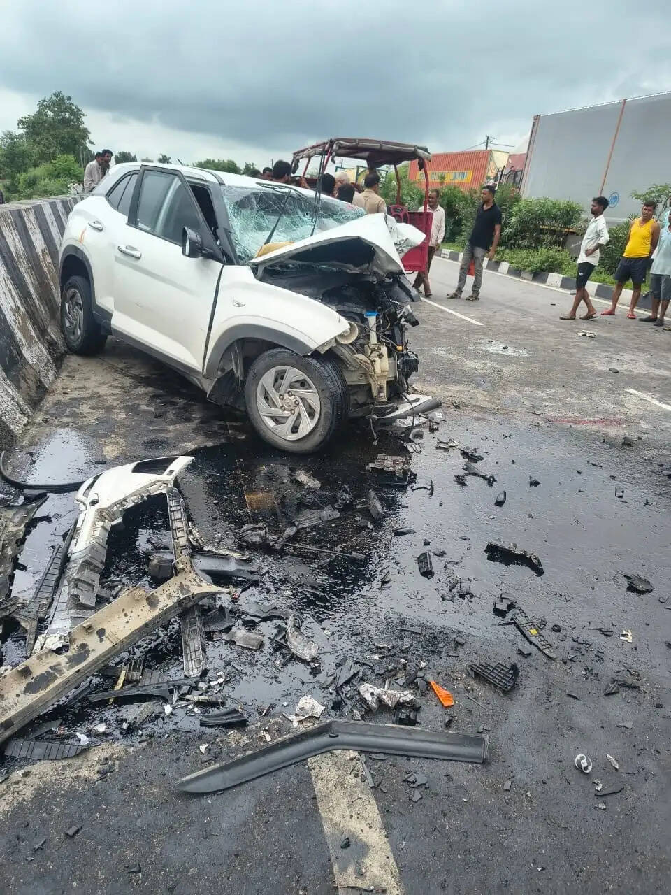 हादसे के बाद स्थानीय लोगों ने पुलिस को सूचना दी। मौके पर पहुंची पुलिस और प्रशासनिक टीम ने रेस्क्यू कर सभी घायलों को बाहर निकाला और सामुदायिक स्वास्थ्य केंद्र भेजा।