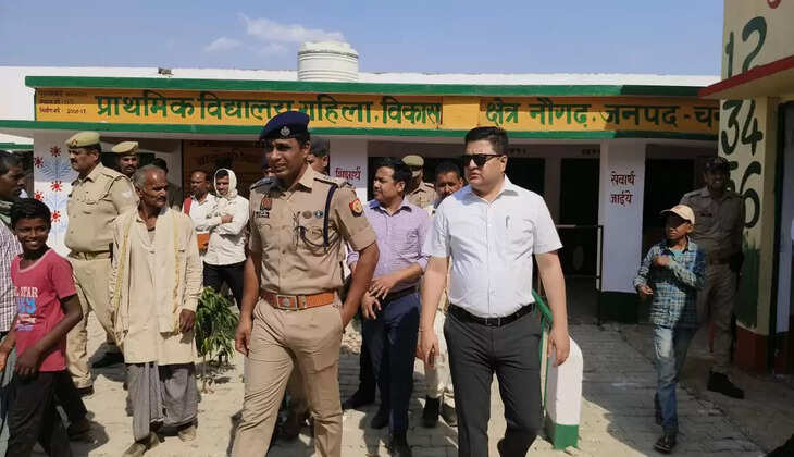 Chandauli News: चन्दौली जिलाधिकारी ने अतिसंवेदनशील मतदान केन्द्रों का किया निरीक्षण
