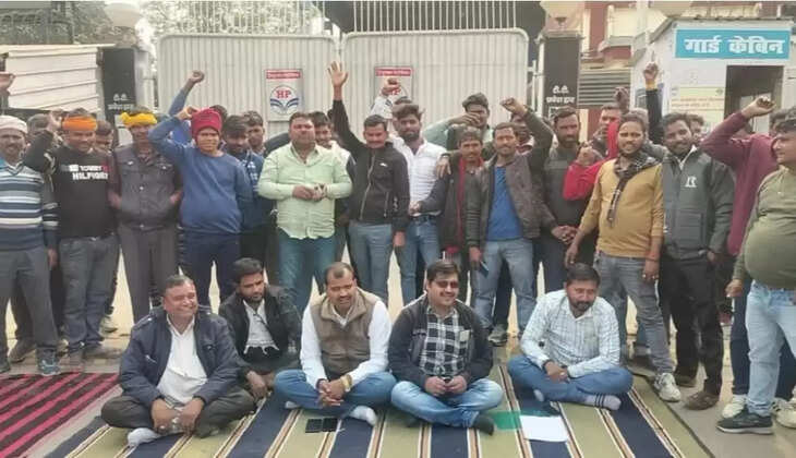 चंदौली में हिंदुस्तान पैट्रोलियम अधिकारियों के खिलाफ सोमवार को ट्रांसपोर्टोंरो ने किया प्रदर्शन 