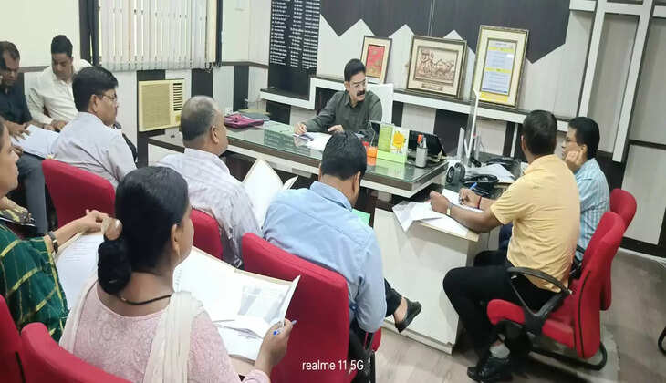 दिव्यांग कल्याण विभाग की विभिन्न योजनाओं की समीक्षा बैठक मुख्य विकास अधिकारी की अध्यक्षता में संपन्न
