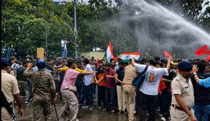 पटना में NEET पेपर लीक पर छात्रों का उग्र प्रदर्शन, AISA के लोकभवन मार्च में पुलिस से झड़प