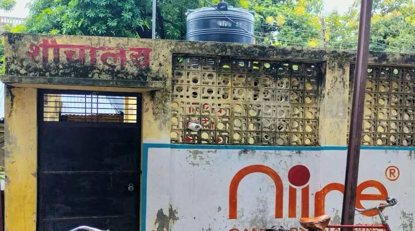 जर्जर भवन, दफ्तर, गंदगी का अंबार, फिर भी बेखबर अफसर