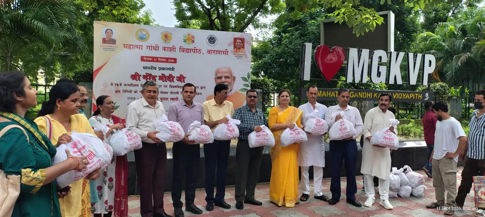 कुलसचिव डॉ. सुनीता पांडेय ने क्षय रोगियों को अनुशासित जीवनशैली अपनाने और नियमित रूप से चिकित्सा केंद्र के संपर्क में रहने की सलाह दी। परीक्षा नियंत्रक दीप्ति मिश्रा ने कहा कि मरीज चिकित्सकों की सलाह के अनुसार नियमित दवा लेने के साथ पोषक तत्वों का सेवन करें।