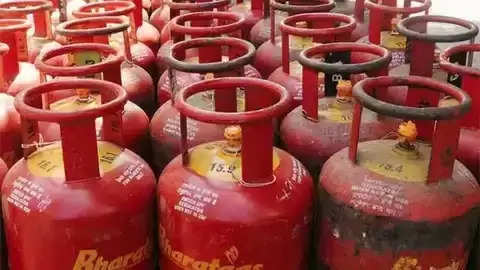 Gas Cylinder Price: LPG ग्राहकों को बड़ी खुशखबरी! घरेलू गैस सिलेंडर को लेकर हुआ बड़ा बदलाव, सिर्फ इतने रुपए में ​मिलेगा सिलेंडर...
