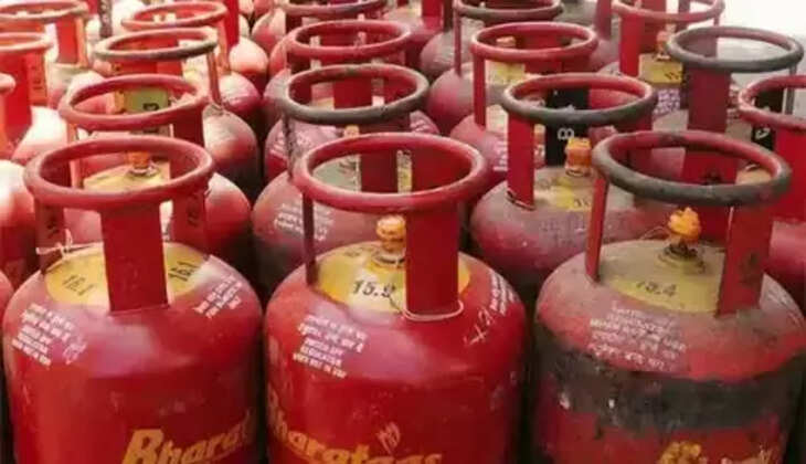 Gas Cylinder Price: LPG ग्राहकों को बड़ी खुशखबरी! घरेलू गैस सिलेंडर को लेकर हुआ बड़ा बदलाव,&nbsp;सिर्फ इतने रुपए में ​मिलेगा सिलेंडर...