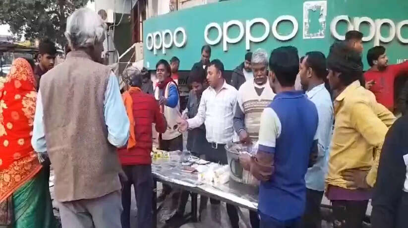 वाराणसी में हज़ारों की संख्या में आए हुए दर्शनार्थियों को किया गया फलहार वितरण