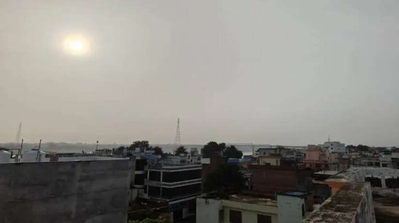 Weather Update: वाराणसी में देर रात बारिश के बाद सुबह से खिली तेज धूप