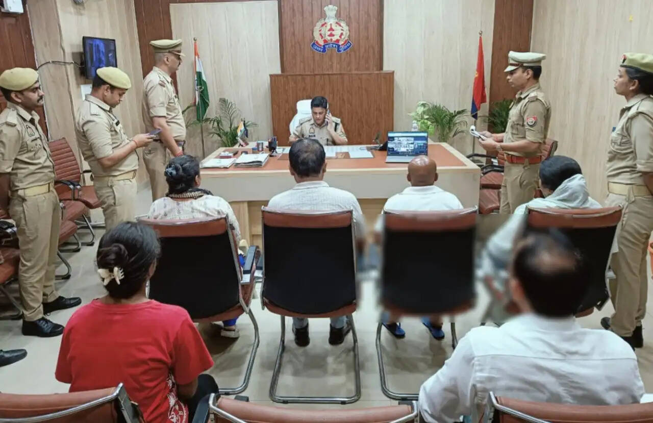 एसएसपी डॉ. कौस्तुभ ने कहा कि पुलिस की पहली जिम्मेदारी आम जनता को त्वरित न्याय दिलाना और कानून-व्यवस्था को मजबूत बनाए रखना है। उन्होंने सभी थाना प्रभारियों को अपने-अपने क्षेत्रों में नियमित जनसुनवाई आयोजित करने और अधिक से अधिक शिकायतों का मौके पर ही समाधान करने के निर्देश दिए।