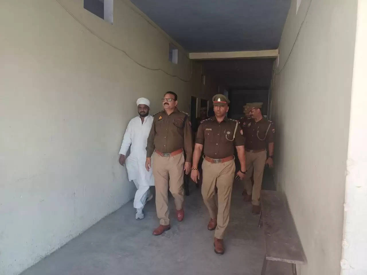 varanasi News: पुलिस उपायुक्त वरुणा जोन श्याम नारायण सिंह ने पुलिस/अर्द्धसैनिक बल रुकने के साथ मतदान केन्द्रों का किया निरीक्षण