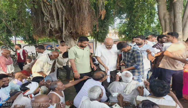 स्वर्वेद महामंदिर द्वारा 4000 ग्रामीणों को बांटा गया छाता