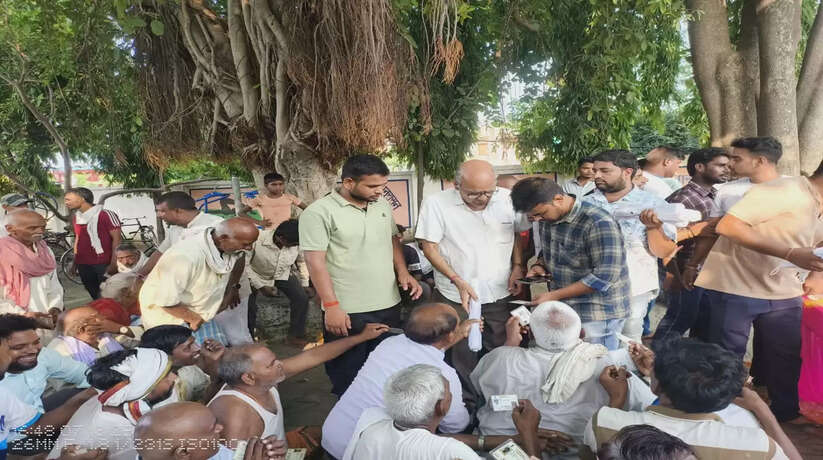 स्वर्वेद महामंदिर द्वारा 4000 ग्रामीणों को बांटा गया छाता