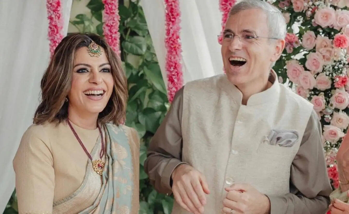 उमर अब्दुल्ला की यह शादी उनकी पहली पत्नी पायल अब्दुल्ला से तलाक के करीब तीन महीने बाद हुई है। 31 जुलाई 2026 को सुप्रीम कोर्ट ने उमर और पायल के बीच विवाह संबंध को आपसी सहमति से समाप्त करने का आदेश दिया था। दोनों पक्षों ने अदालत को बताया था कि वे अपने वैवाहिक विवादों को बातचीत के जरिए सुलझा चुके हैं और अब अलग होना चाहते हैं। इसके साथ ही लंबित मुकदमों को भी वापस लेने पर सहमति बनी थी।