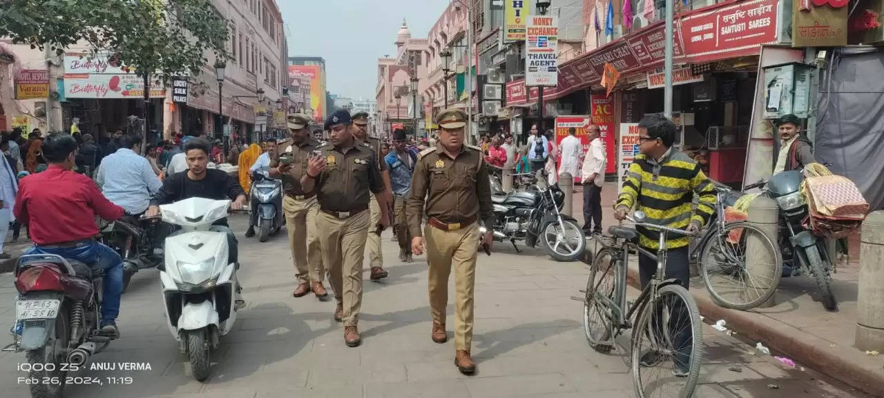 Varanasi News: प्रमोद कुमार पुलिस उपायुक्त काशी जोन द्वारा आगामी त्यौहारों के परिपेक्ष्य में शांति कानून व्यवस्था के दृष्टिगत सघन चेकिंग व पैदल गश्त की गयी