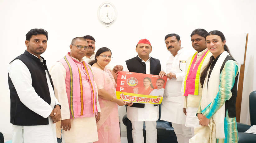 Varanasi News: सपा कार्यालय लखनऊ में सपा अध्यक्ष अखिलेश यादव ने नेशनल इक्वल पार्टी के झंडे का किया विमोचन