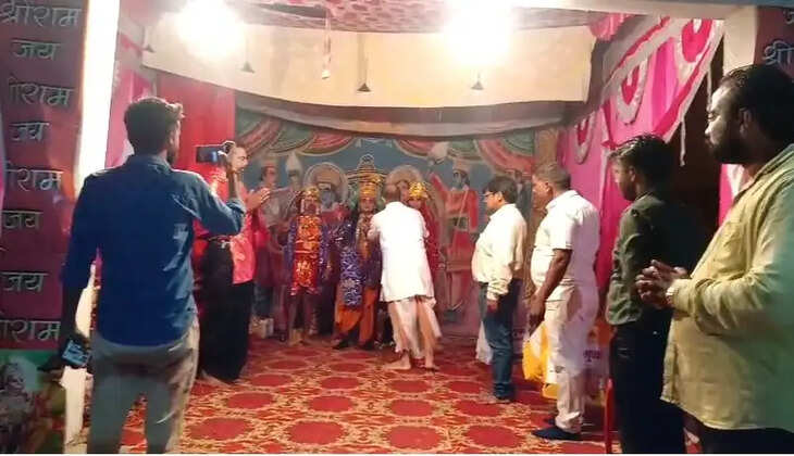 रावण वध के साथ नौ दिवसीय रामलीला का समापन, राम राज्याभिषेक की लीला ने मोहा मन चंदौली। नगर पंचायत स्थित श्रीराम जानकी शिवमठ मंदिर परिसर में श्री सीताराम धर्म संस्कार रामायण मंडल, प्रयाग क्षेत्र की ओर से आयोजित नौ दिवसीय संगीतमय रामलीला का शुक्रवार रात भव्य समापन हुआ। अंतिम दिन लक्ष्मण शक्ति, रावण वध और भगवान श्रीराम के राज्याभिषेक का प्रभावशाली मंचन किया गया। कलाकारों के जीवंत अभिनय और संगीतमय प्रस्तुति ने श्रद्धालुओं को देर रात तक बांधे रखा।  अंतिम दिन की लीला की शुरुआत लक्ष्मण शक्ति प्रसंग से हुई। मेघनाद के बाण से लक्ष्मण के मूर्छित होने का दृश्य देखकर दर्शक भावुक हो उठे। इसके बाद हनुमान के संजीवनी बूटी लाने और लक्ष्मण के स्वस्थ होने के प्रसंग का मंचन किया गया।  इसके बाद भगवान श्रीराम और रावण के बीच हुए भीषण युद्ध का मंचन हुआ। श्रीराम के हाथों रावण वध होते ही रामलीला परिसर जय श्रीराम के उद्घोष से गूंज उठा। रावण वध के बाद भगवान श्रीराम के अयोध्या लौटने और राज्याभिषेक की लीला प्रस्तुत की गई। पुष्पवर्षा और मंगलगीतों के बीच राज्याभिषेक का दृश्य श्रद्धालुओं के आकर्षण का केंद्र रहा।  इस अवसर पर एडीएम न्यायिक रतन वर्मा ने कहा कि रामलीला धार्मिक और सांस्कृतिक परंपराओं को जीवंत बनाए रखने का महत्वपूर्ण माध्यम है। भगवान श्रीराम का जीवन सत्य, मर्यादा, त्याग और कर्तव्य के मार्ग पर चलने की प्रेरणा देता है। ऐसे आयोजन समाज में आपसी सद्भाव और संस्कारों को मजबूत करने में महत्वपूर्ण भूमिका निभाते हैं।  कार्यक्रम में महंत श्रीनाथ ओझा, वेद प्रकाश तिवारी, नितिन ओझा, संजय, अधिवक्ता सत्येंद्र कुमार सिंह, एलबीएस स्कूल मुगलसराय के व्यवस्थापक मनोज कुमार सिंह, वीरेंद्र जायसवाल, विकास तिवारी, पंडित दीनानाथ त्रिपाठी, भीमलेंद्र सूर्यकांत त्रिपाठी समेत बड़ी संख्या में श्रद्धालु मौजूद रहे।