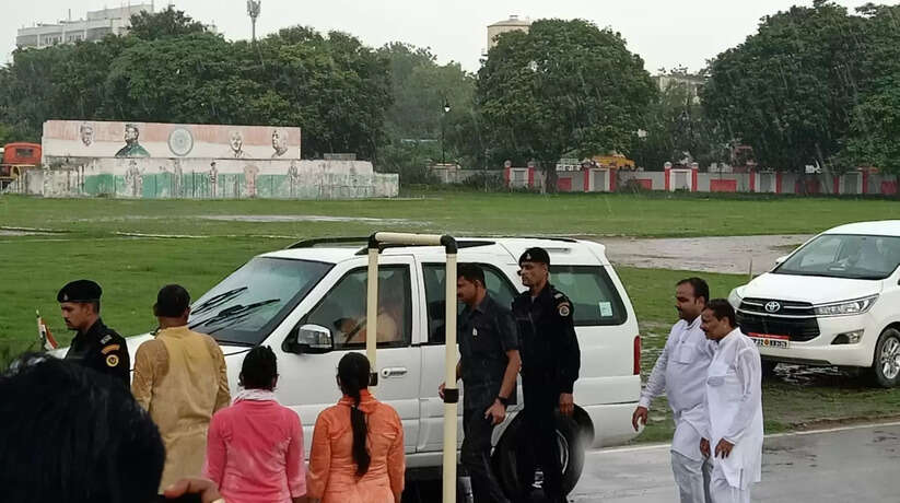 CM Yogi in Varanasi: दो दिवसीय दौरे पर काशी पहुंचे मुख्यमंत्री, परियोजनाओं का करेंगे निरीक्षण