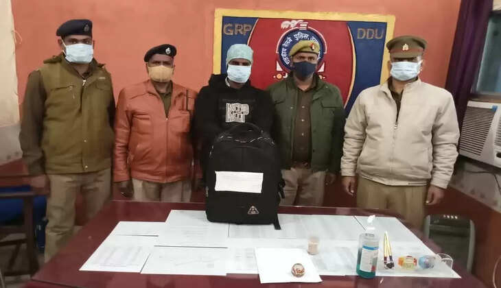 Chandauli Samachar:​​​​​​​&nbsp;चंदौली में आरपीएफ और जीआरपी की संयुक्त टीम की बड़ी कारवाई, एक गांजा तस्कर को धर दबोचा