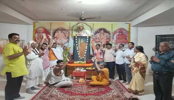 ब्रम्हलीन द्विपीठाधीश्वर जगदगुरु शंकराचार्य का मनाया गया 100वां अवतरण दिवस