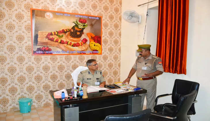 वाराणसी में पुलिस कमिश्नर ने किया चौक थाने का आकस्मिक निरीक्षण, सावन माह को लेकर दिए आवश्यक दिशा निर्देश&nbsp;