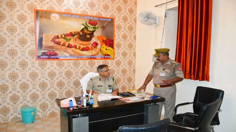 वाराणसी में पुलिस कमिश्नर ने किया चौक थाने का आकस्मिक निरीक्षण, सावन माह को लेकर दिए आवश्यक दिशा निर्देश 
