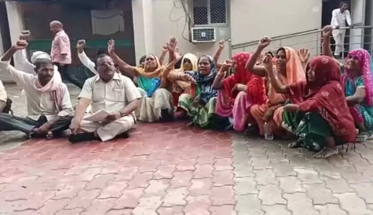 Raebareli News: भाजपा नेता पर कार्यवाही करने की मांग को लेकर दर्जनों ग्रामीणों ने डीएम कार्यालय में दिया धरना