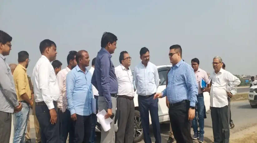 सड़क चौड़ीकरण एवं सुदृढ़ीकरण का कार्य तेजी से कराया जाय: डीएम