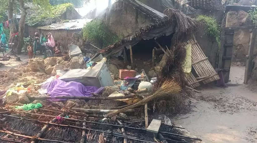लगातार बारिश से केंद्रीय मंत्री के आदर्श गांव में गिरा मकान, पांच लोग गंभीर रूप से घायल