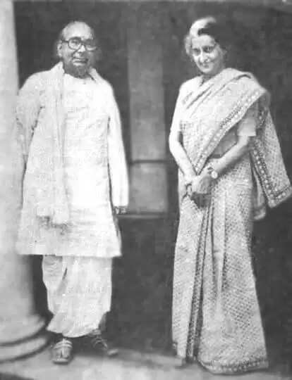 Pandit Kamlapati Tripathi, Kamlapati Tripathi birth anniversary, Kamlapati Tripathi political career, Kamlapati Tripathi Chief Minister of Uttar Pradesh, Kamlapati Tripathi police revolt 1973, Kamlapati Tripathi Prime Minister proposal, Congress senior leader Kamlapati Tripathi, Indian freedom fighters from Uttar Pradesh, Kamlapati Tripathi literary works, Politics of sacrifice in India, Indira Gandhi and Kamlapati Tripathi, History of Uttar Pradesh politics