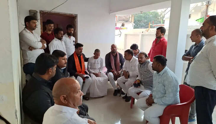 Chanduali News:&nbsp;ब्राह्मण समाज चंदौली का प्रतिनिधिमंडल पहुंचा देवरिया, दी ब्राह्मण परिवार को आर्थिक मदद
