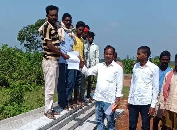 नौगढ़ के चिकनी गांव में वन विभाग की रोक से अटका विद्युतीकरण, 50 परिवार बिजली से वंचित