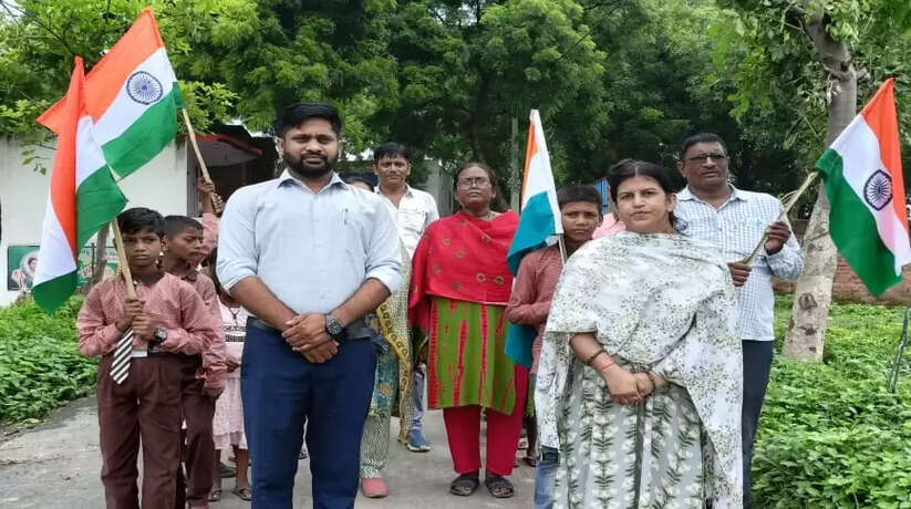 खंड शिक्षा अधिकारी के नेतृत्व में निकाली गई तिरंगा यात्रा, भारत माता के शान में हर घर लगाया गया तिरंगा झंडा