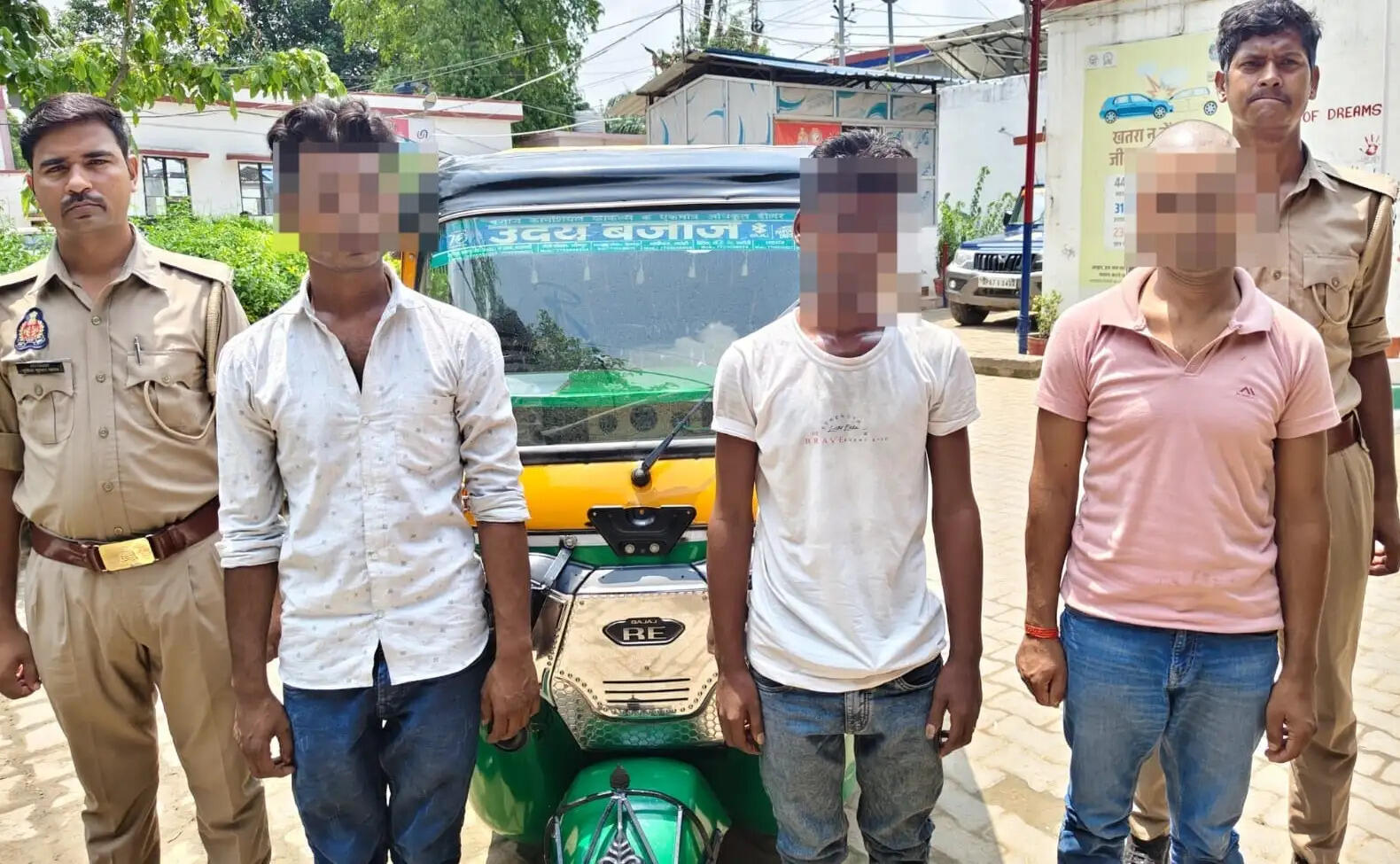 पूछताछ के दौरान पुलिस ने गिरोह के दो अन्य सदस्यों को भी गिरफ्तार कर लिया। आरोपियों ने पूछताछ में स्वीकार किया कि वे अपने साथियों के साथ मिलकर सीधे-साधे यात्रियों को ऑटो में बैठाते थे और भीड़भाड़ वाले स्थानों पर मौका पाकर उनकी जेब से रुपये निकाल लेते थे।