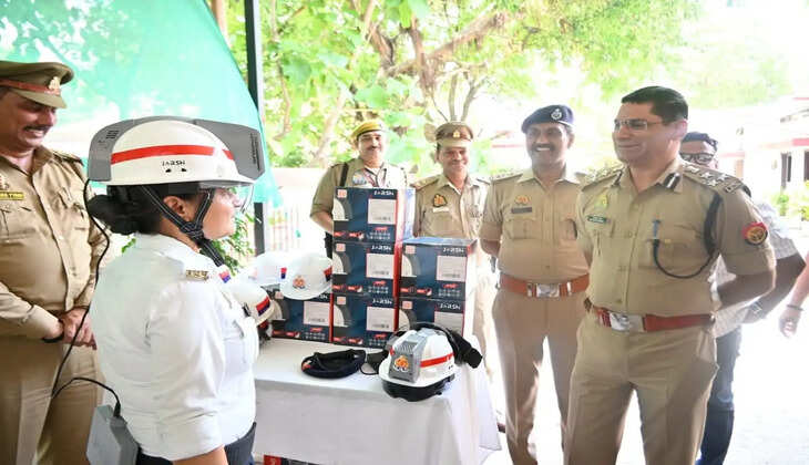 वाराणसी कमिश्नरेट की अनूठी पहल, ट्रैफिक जवानों को एसी हेलमेट का तोहफा