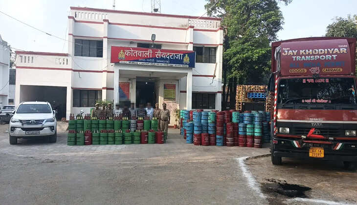 Chandauli News: लकड़ी के बुरादे की आड़ में शराब तस्करी का खुलासा, 5 आरोपी गिरफ्तार