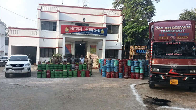 Chandauli News: लकड़ी के बुरादे की आड़ में शराब तस्करी का खुलासा, 5 आरोपी गिरफ्तार
