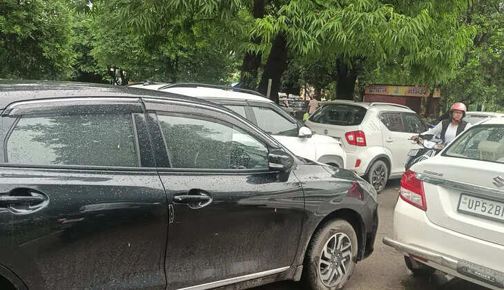 &nbsp;&nbsp;गोरखपुर कमिश्नरी में अव्यवस्थित पार्किंग पर उठे सवाल, बेतरतीब खड़े वाहनों से फरियादी हो रहे परेशान Sub Heading  मुख्य मार्ग और इमरजेंसी रास्ते तक बाधित, अवैध पार्किंग पर सख्त कार्रवाई की उठी मांग  गोरखपुर।  गोरखपुर कमिश्नरी परिसर में अव्यवस्थित पार्किंग व्यवस्था एक गंभीर समस्या बनती जा रही है। परिसर में कई वाहन चालक नियमों की अनदेखी करते हुए चारपहिया वाहनों को बेतरतीब तरीके से खड़ा कर रहे हैं, जिससे रोजाना आने वाले फरियादियों, कर्मचारियों और आम नागरिकों को भारी परेशानी का सामना करना पड़ रहा है।  कमिश्नरी जैसे महत्वपूर्ण सरकारी परिसर में अनुशासन और सुरक्षा सर्वोच्च प्राथमिकता होनी चाहिए, लेकिन अवैध और अनियोजित पार्किंग के कारण मुख्य मार्गों पर आवाजाही प्रभावित हो रही है। कई बार आपातकालीन वाहनों के लिए भी रास्ता बाधित होने की आशंका बनी रहती है।  फरियादियों और कर्मचारियों को हो रही दिक्कत  प्रतिदिन कमिश्नरी में बड़ी संख्या में बुजुर्ग, महिलाएं, दिव्यांगजन और अन्य फरियादी अपनी शिकायतों के समाधान के लिए पहुंचते हैं। बेतरतीब पार्क किए गए वाहनों के कारण उन्हें परिसर में आने-जाने में असुविधा होती है। कर्मचारियों का कहना है कि कई बार चेतावनी दिए जाने के बावजूद कुछ वाहन चालक नियमों का पालन नहीं करते।  सुरक्षा व्यवस्था पर भी उठ रहे सवाल  विशेषज्ञों का मानना है कि यदि किसी आपात स्थिति में एंबुलेंस, फायर ब्रिगेड या अन्य राहत वाहन को तत्काल परिसर में प्रवेश करना पड़े, तो अव्यवस्थित पार्किंग गंभीर बाधा बन सकती है। ऐसे में यह समस्या केवल यातायात तक सीमित नहीं, बल्कि सुरक्षा व्यवस्था से भी जुड़ी हुई है।  सख्त कार्रवाई की मांग  लोगों का कहना है कि अवैध पार्किंग रोकने के लिए प्रशासन को जुर्माना, व्हील लॉक और आवश्यकता पड़ने पर टोइंग जैसी कार्रवाई करनी चाहिए। साथ ही पार्किंग स्थलों का स्पष्ट चिन्हांकन और दिशा-निर्देश भी सुनिश्चित किए जाने चाहिए, ताकि सभी वाहन चालक निर्धारित स्थान पर ही वाहन खड़े करें।  कमिश्नरी जैसे सार्वजनिक परिसर में अनुशासन बनाए रखना सभी नागरिकों की सामूहिक जिम्मेदारी है। नियमों का पालन ही सुरक्षित और व्यवस्थित व्यवस्था की पहचान है।  Focus Keyword  Gorakhpur Commissionerate Parking  SEO Keywords Gorakhpur Commissionerate Parking Gorakhpur News Illegal Parking Commissionerate News Gorakhpur Traffic Parking Rules Government Office Parking Uttar Pradesh News Public Safety Traffic Management Gorakhpur Latest News Live Bharat News Meta Title  गोरखपुर कमिश्नरी में अव्यवस्थित पार्किंग से बढ़ी परेशानी, सख्त कार्रवाई की मांग  Meta Description  गोरखपुर कमिश्नरी परिसर में बेतरतीब पार्किंग से फरियादियों और कर्मचारियों को परेशानी हो रही है। मुख्य मार्ग बाधित होने पर अवैध पार्किंग के खिलाफ सख्त कार्रवाई की मांग उठ रही है।  URL Slug  gorakhpur-commissionerate-illegal-parking-traffic-problem  Tags  गोरखपुर न्यूज, कमिश्नरी, अवैध पार्किंग, ट्रैफिक व्यवस्था, गोरखपुर प्रशासन, Gorakhpur News, Illegal Parking, Commissionerate, Traffic Rules, Public Safety, Uttar Pradesh News, Live Bharat News
